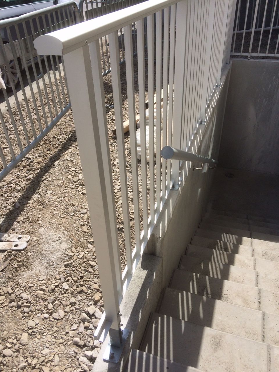 Aluminiumrcke kan ven anvndas som skydd runt trappa